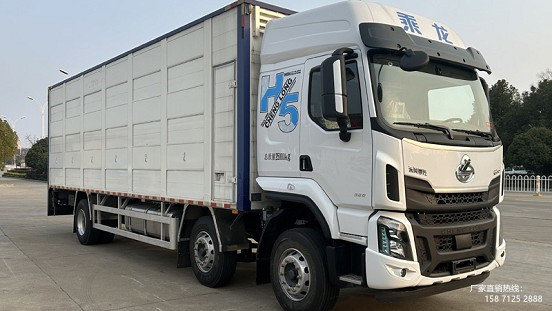 東風柳汽乘龍小三軸畜禽運輸車